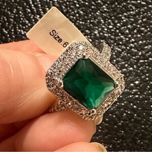 Elegant Silver and Green Gemstone Ring